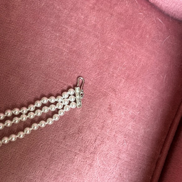 Elegant 3 layer faux off white pearls with crystal marquis sapphire pendant - Picture 12 of 16